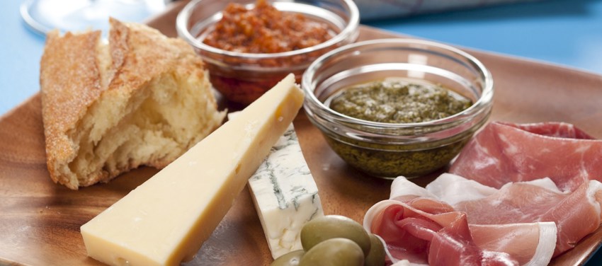 Tapas med skinke, ost, oliven og pesto