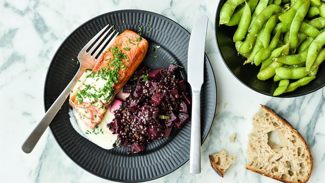 Varm rødbedesalat med linser og stegt laks