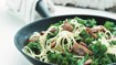 Grønkål og pasta med sprød and og mandler - thumbnail