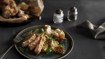 Stegte nudler med kylling og blomkål bagt i ingefærpasta - thumbnail