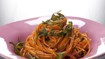 Tomatiseret pasta med rucola, parmesan og sort peber - thumbnail