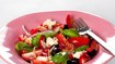 Tomatsalat med mozzarella, chili og sorte oliven - thumbnail