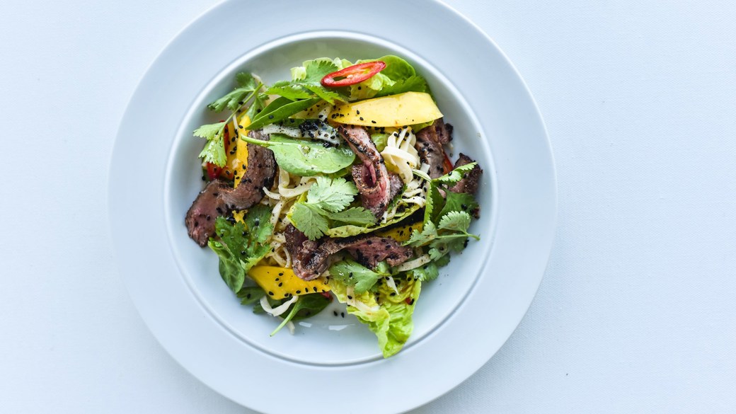 Steaksalat med sursød dressing