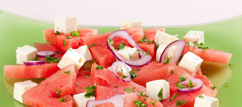 Vandmelonssalat med salattern, persille og rødløg