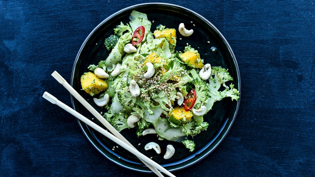 Broccolisalat med frisk mango og sesam
