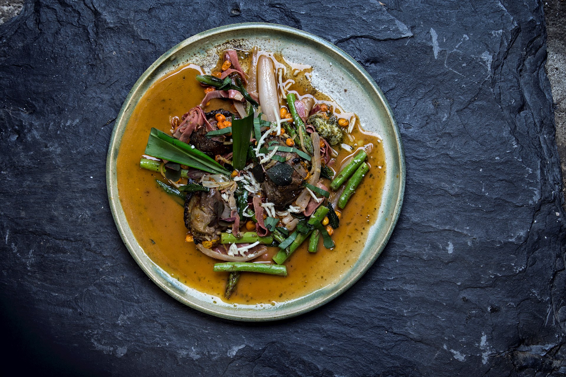 Braiserede svinekæber i havtorn og øl