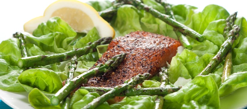Varmrøget laks med salat og asparges