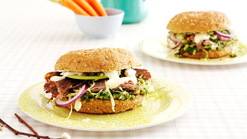 Langtidsstegt lam i burger med dild og persillepesto