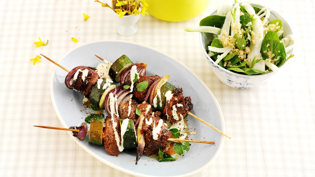Krydrede lammespyd med fennikel og spinatsalat