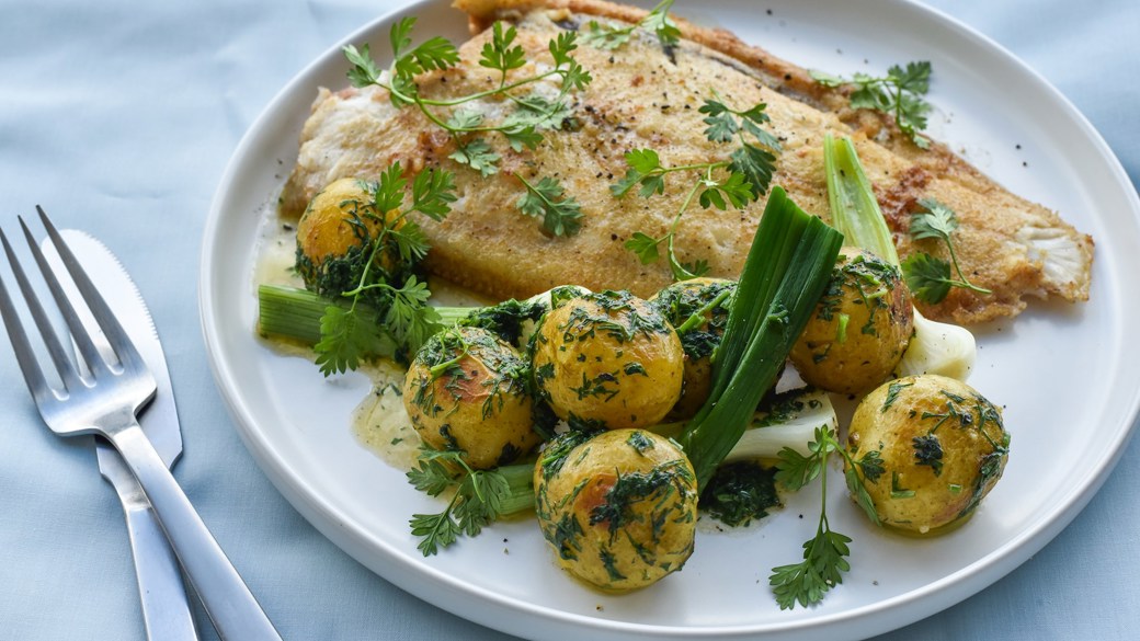 Stegt fladfisk med nye kartofler i urtesmør