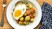 Lun kartoffelsalat med tomater og spejlæg - thumbnail