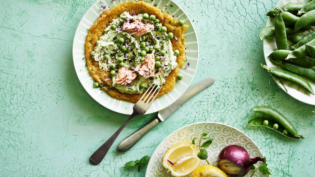 Åben majspandekage med avokado og myntecreme