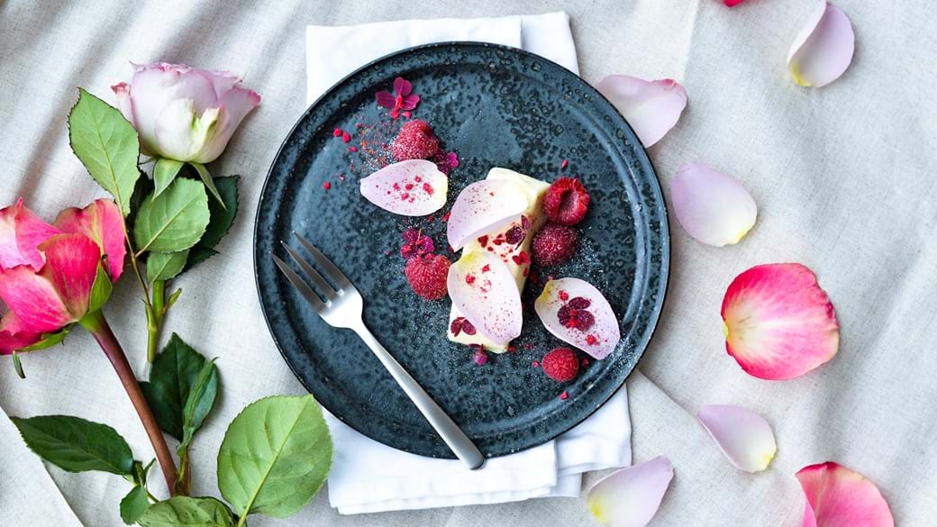 Panna cotta med hyldeblomst, hindbær og friske rosenblade