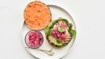 Burger med grillet grønt og syltede rødløg - thumbnail