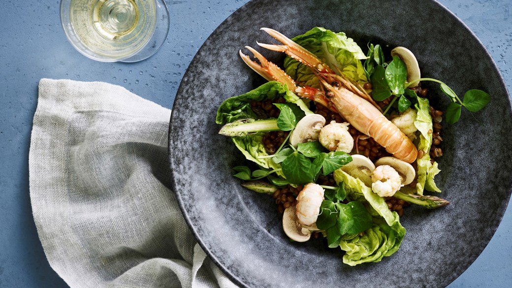 Salat med hvedekerner og jomfruhummer