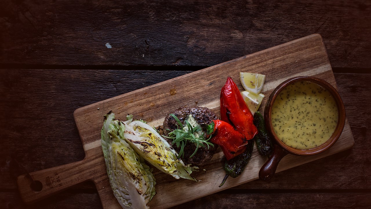 Grillet hakkebøf med bearnaise, Padron peberfrugt og kål