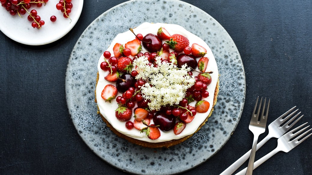 Hyldeblomstkage med citronskum