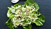 Sprød salat med mandler, persille og hyldeblomstdressing - thumbnail
