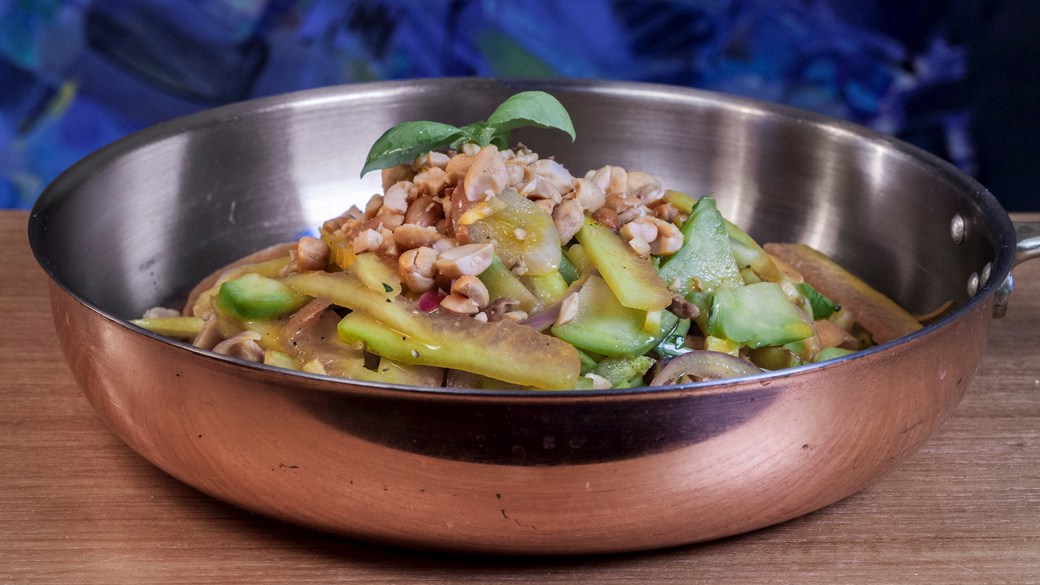 Vegetarisk wokret med vandmelonskal