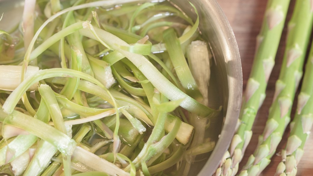 Bouillon af aspargesskræl