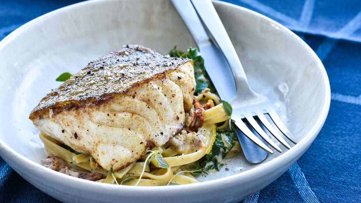 Stegt torsk med grønkål og pasta