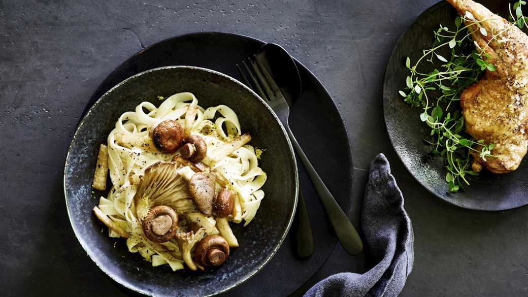Citronpasta med svamp og fugl
