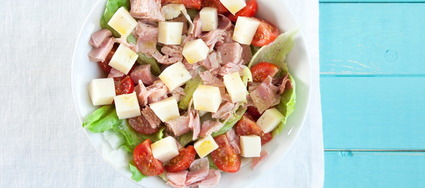Fransk salat med ost, skinke, tomater og sennepsdressing