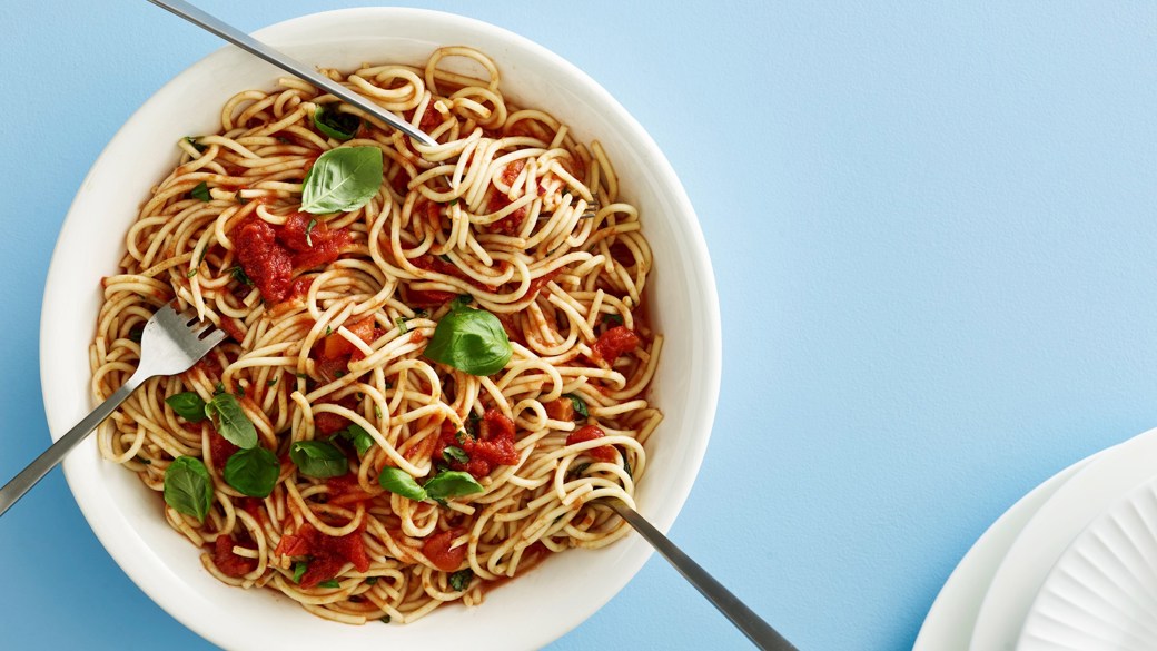 Spaghetti med tomat og basilikumsauce