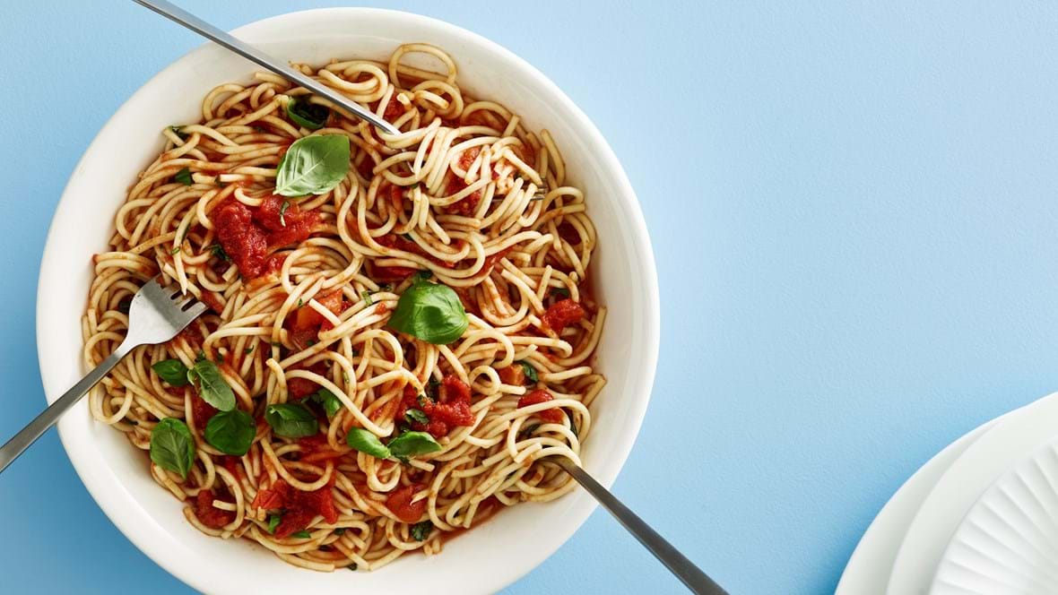 Spaghetti med tomat  og basilikumsauce