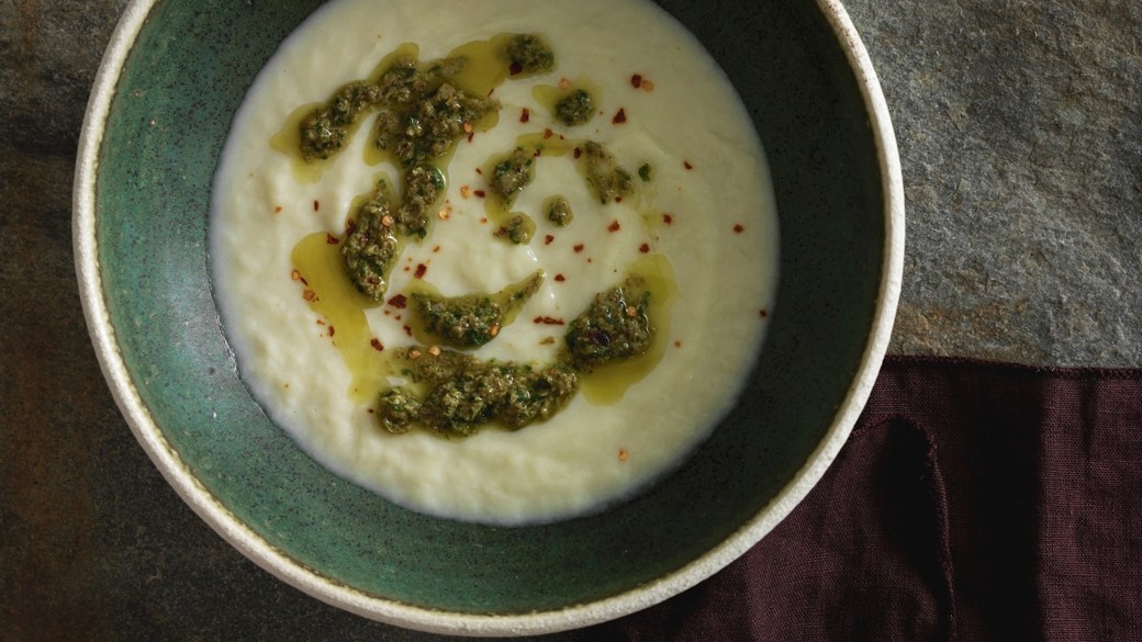 Porre- og blomkålssuppe med salsa verde