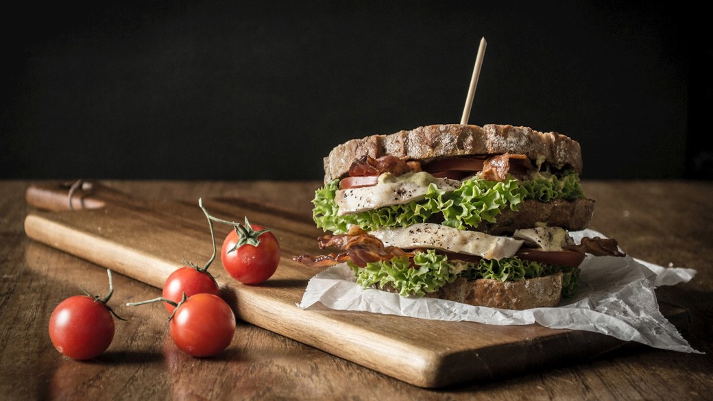 Clubsandwich med karrydressing