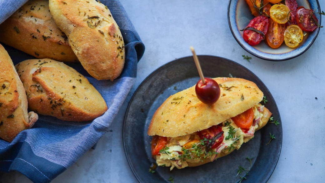 Sandwich med kyllingesalat med æble