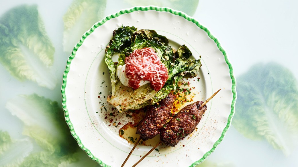 Ostegratineret hjertesalat med oksekødskofta