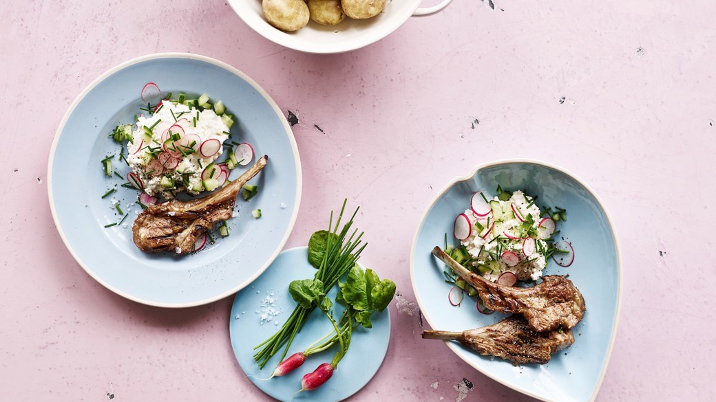 Sommersalat med hytteost og grillede lammekoteletter