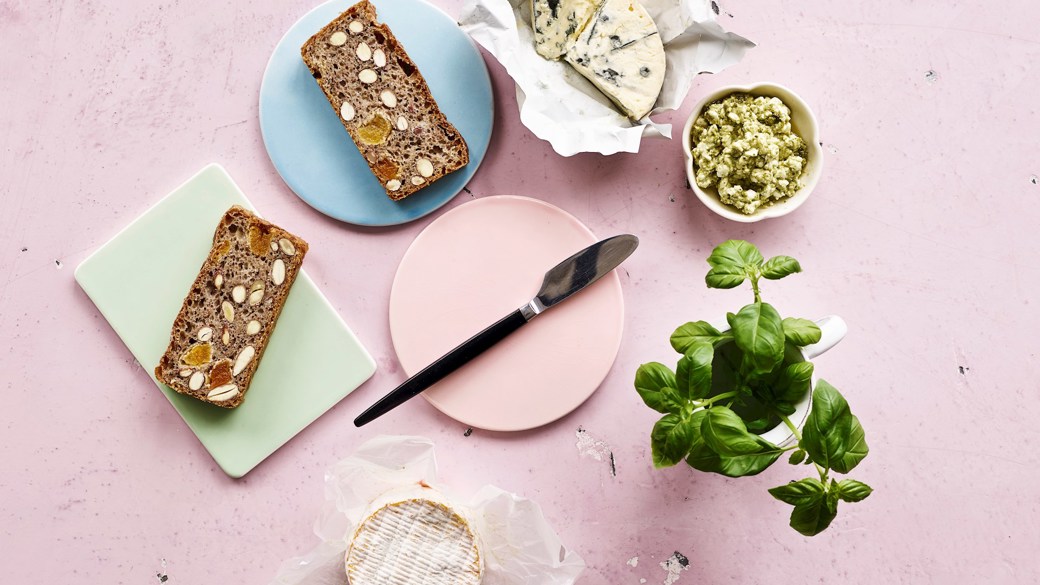 Langtidshævet brød med abrikos og mandler
