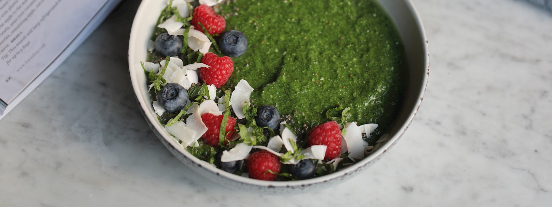 Smoothie med banan og lækker topping