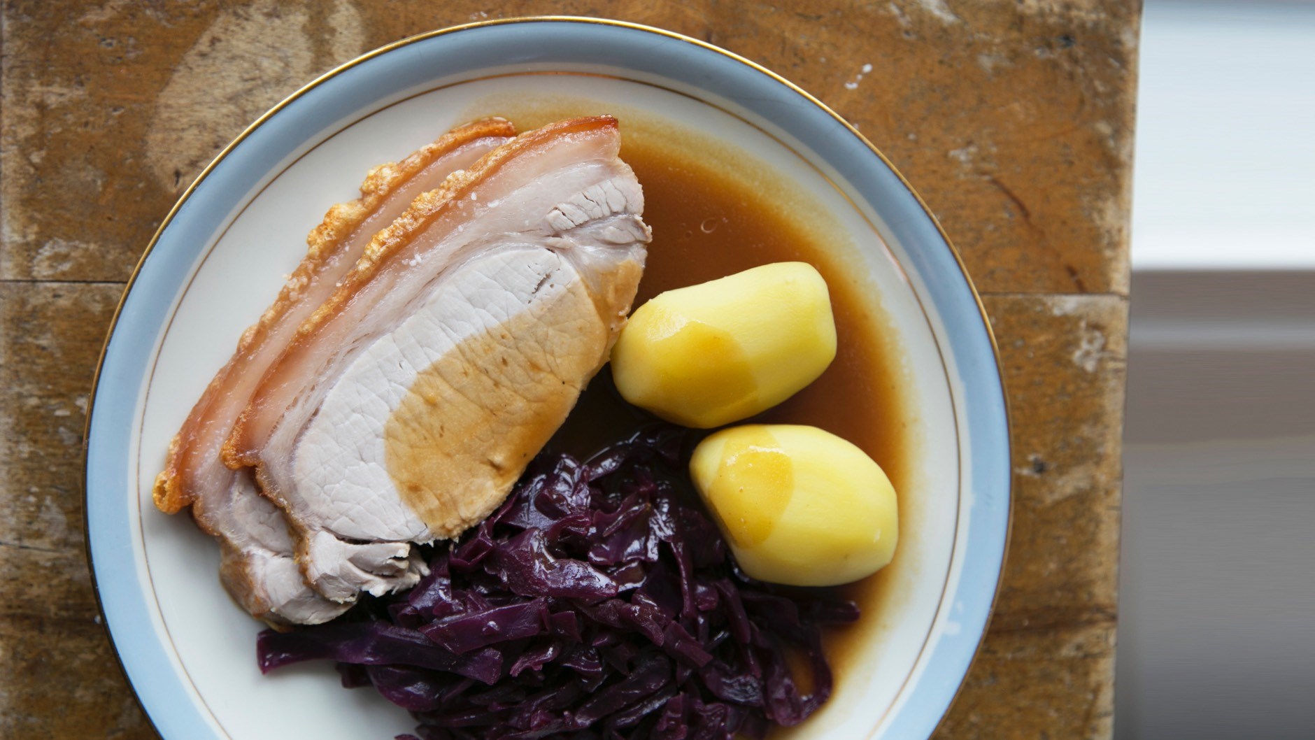 Flaeskesteg Opskrift Med Sprode Svaer Og Brun Sovs Se Her