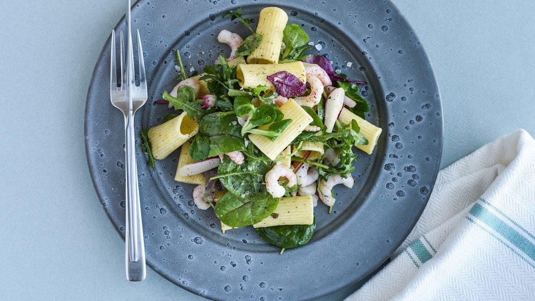 Pastasalat med citrondressing og rejer