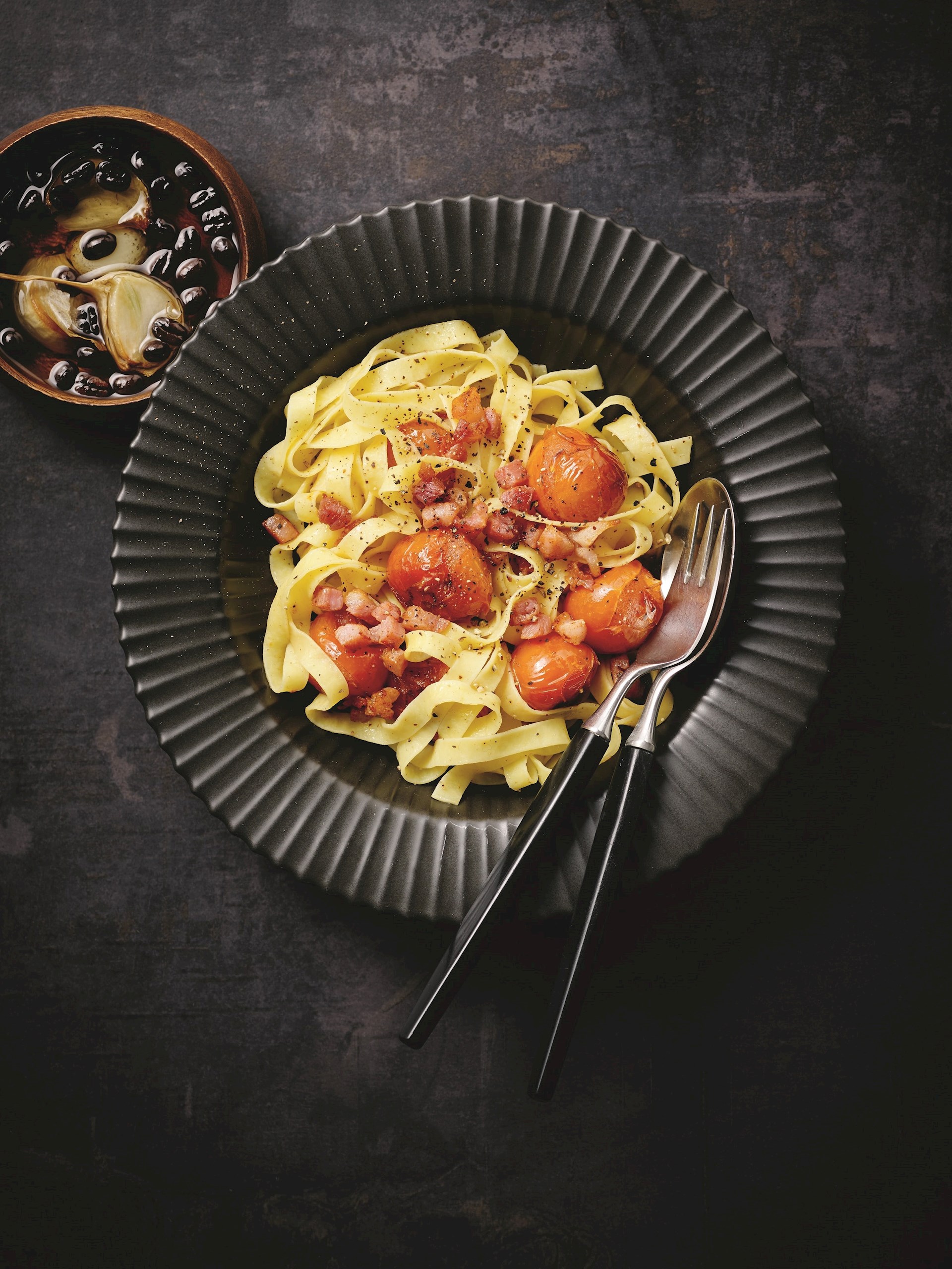 Pasta med pancetta og tomat • Se vores opskrift lige her