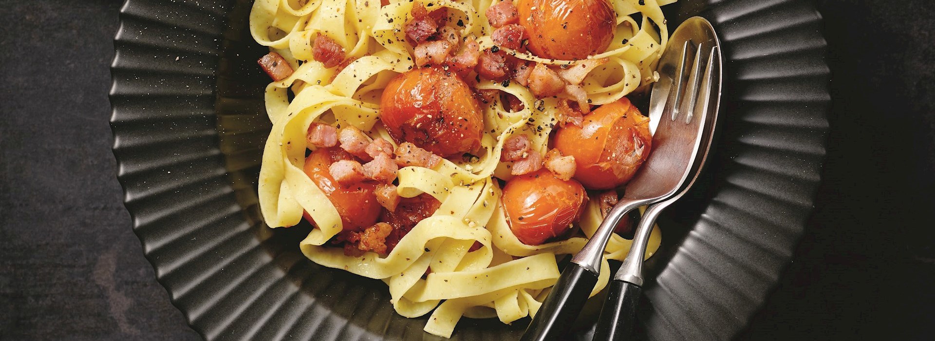 Pasta med pancetta og tomat • Se vores opskrift lige her