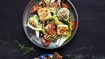 Salat med grillet ost, aubergine og sprøde brød - thumbnail