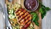 Grillet kotelet med bulgursalat og barbecuesauce - thumbnail