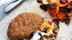Pulled pork-burger med fersken og rodfrugtchips - thumbnail