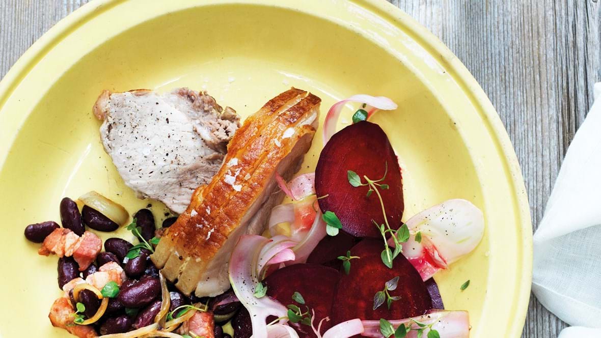 Svinekam med salat af sommerrødbeder og bønnekompot