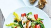 Sommersalat med jordbær og stegt kyllingebryst - thumbnail