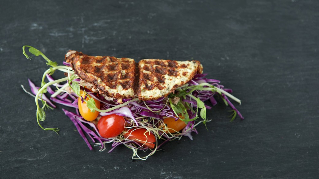 Blomkålsvafler med salat og tun
