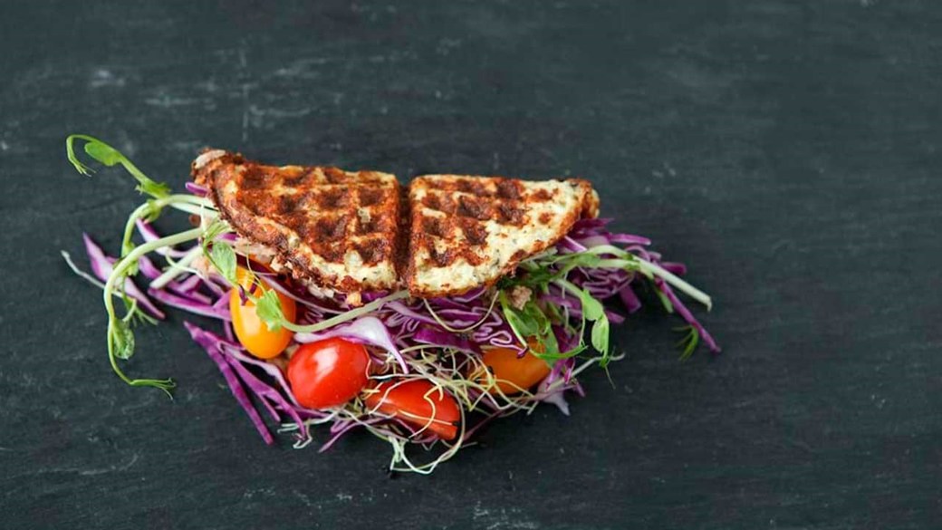 Blomkålsvafler med salat og tun