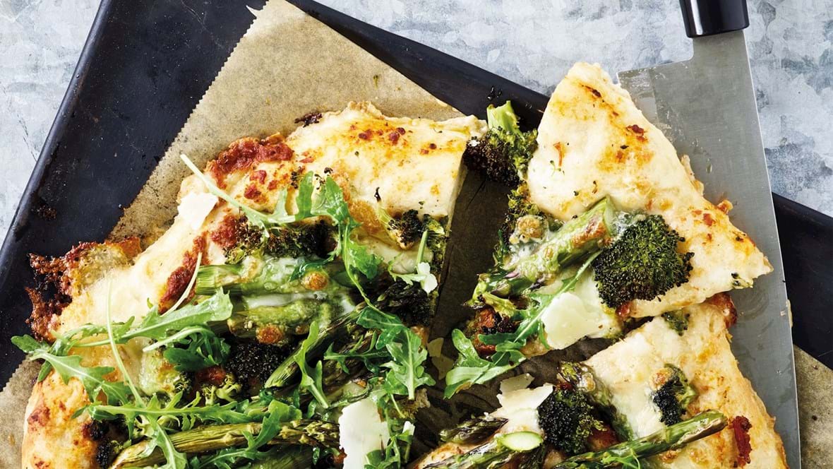 Pizza med broccoli og asparges