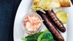 Grillpølser og melonsalat med blåbær og spinat - thumbnail