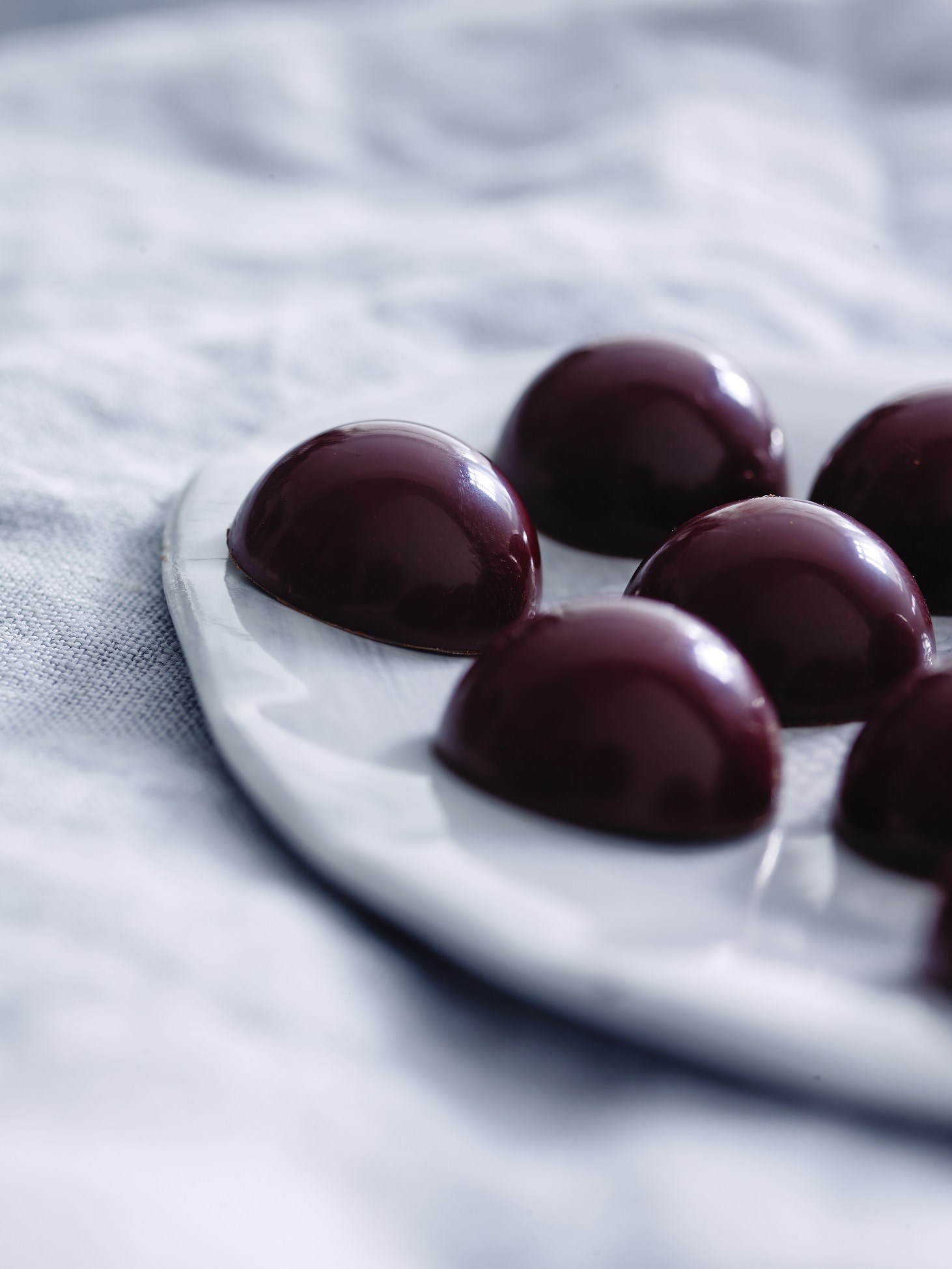 Fyldte chokolader med amarenakirsebær og ganache af mørk chokolade